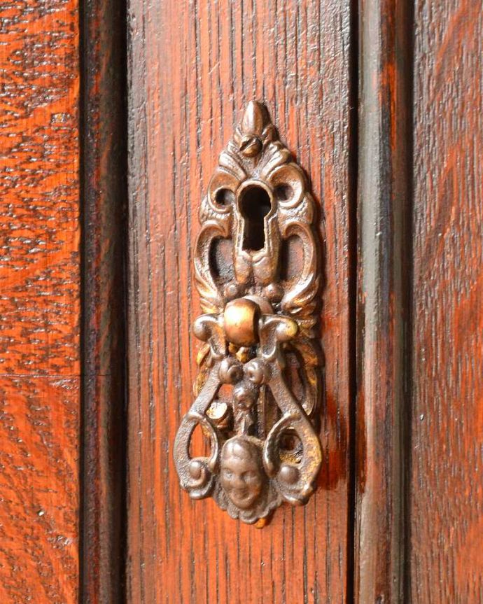 サイドボード　アンティーク家具　英国のアンティーク家具、オーク材の美しい木製サイドボード。アンティークらしい素敵な取っ手デザインが美しい取っ手。(q-1542-f)