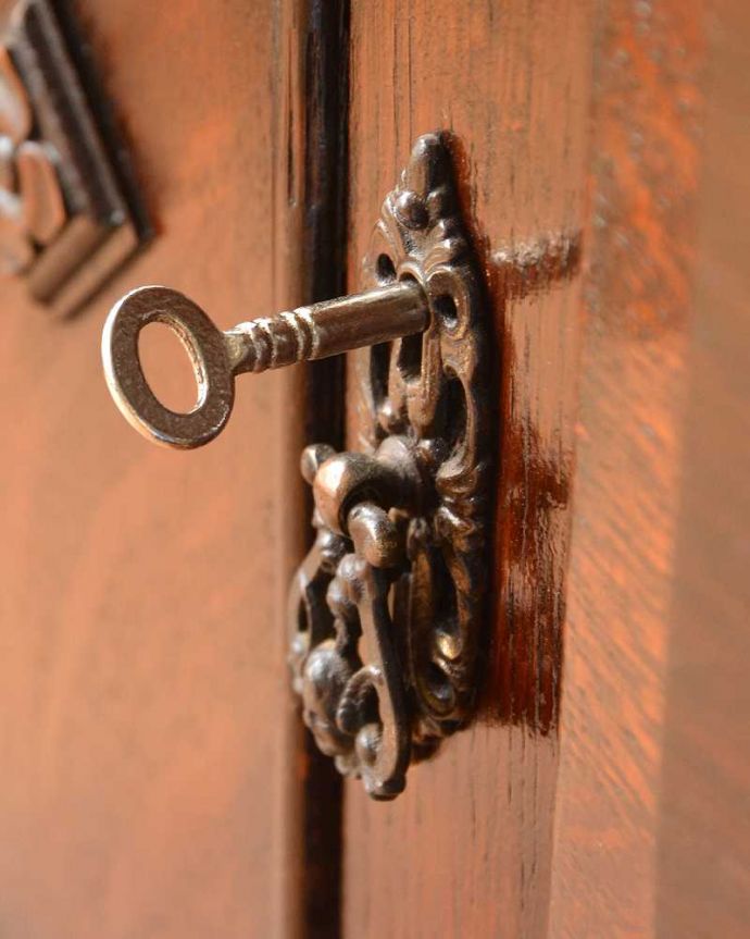 サイドボード　アンティーク家具　英国のアンティーク家具、オーク材の美しい木製サイドボード。小さなパーツにもこだわりが鍵もついています。(q-1542-f)