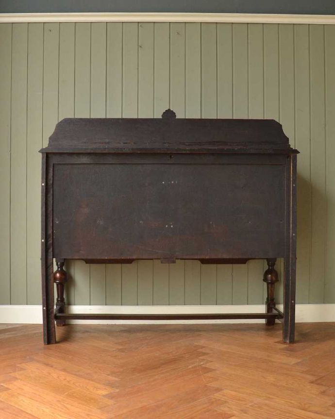 サイドボード　アンティーク家具　英国のアンティーク家具、オーク材の美しい木製サイドボード。さらに後ろ姿もチェックアンティークは新品ではないので、もちろん経年変化によるキズはありますが、専門の職人がキレイに修復しました。(q-1542-f)