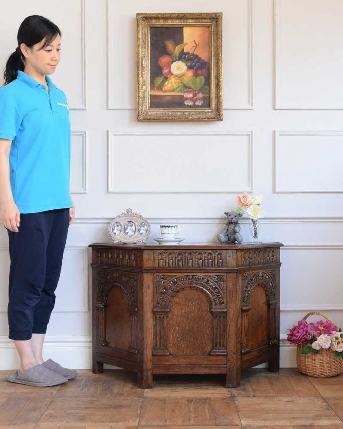 ブランケットボックス・収納ボックス　アンティーク家具　ゴージャスな彫りがたっぷり刻まれた、台形の英国アンティークブランケットボックス （コファ）。いろんな場所で便利に使えるアンティーク家具の中で一番基本となるブランケットボックス。(q-1543-f)