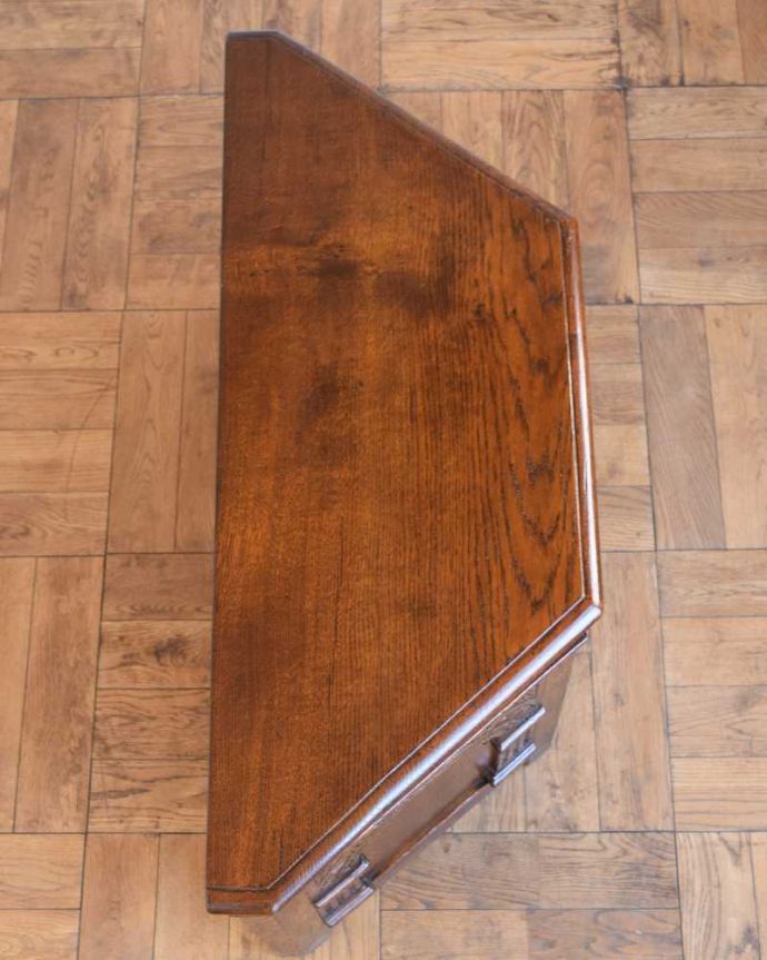 ブランケットボックス・収納ボックス　アンティーク家具　ゴージャスな彫りがたっぷり刻まれた、台形の英国アンティークブランケットボックス （コファ）。天板もピカピカに仕上げました一番目立つ場所だから、修復の時、天板もキレイに仕上げました。(q-1543-f)