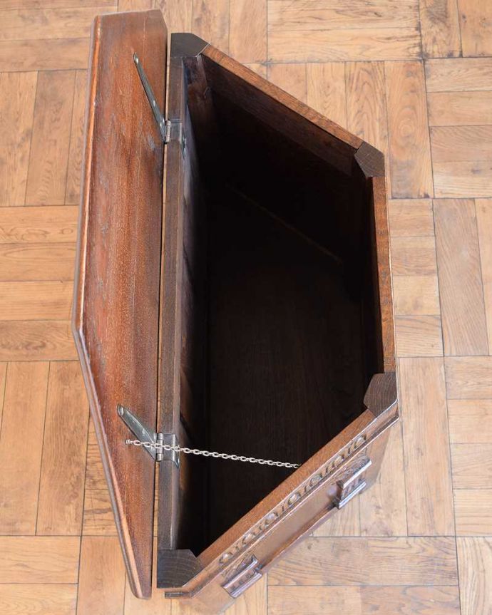 ブランケットボックス・収納ボックス　アンティーク家具　ゴージャスな彫りがたっぷり刻まれた、台形の英国アンティークブランケットボックス （コファ）。フタを開くと･･･本やクッション、ブランケットなど、リビングで散らかっているものをたっぷり収納できます。(q-1543-f)