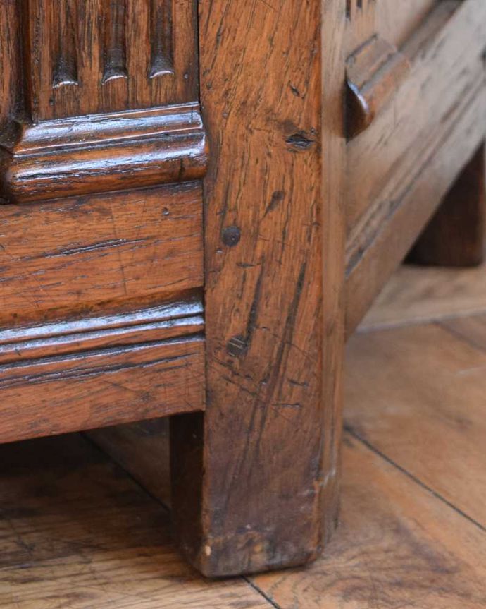 ブランケットボックス・収納ボックス　アンティーク家具　ゴージャスな彫りがたっぷり刻まれた、台形の英国アンティークブランケットボックス （コファ）。女性1人でラクラク運べちゃう仕掛けHandleのアンティークは、脚の裏にフェルトキーパーをお付けしています。(q-1543-f)