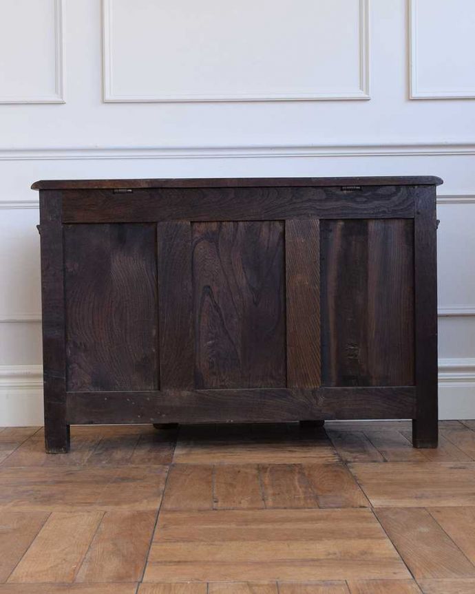 ブランケットボックス・収納ボックス　アンティーク家具　ゴージャスな彫りがたっぷり刻まれた、台形の英国アンティークブランケットボックス （コファ）。後ろ姿も見て下さい。(q-1543-f)