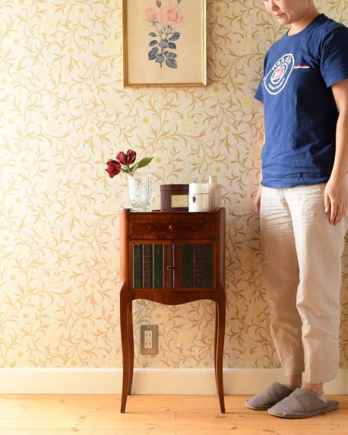 アンティークのチェスト　アンティーク家具　ウォルナット材のアンティーク家具、お花の象嵌が美しいベッドサイドチェスト。高級感がある女性らしい優しいシルエットどんな場所にも置けるコンパクトなサイズ。(q-1544-f)