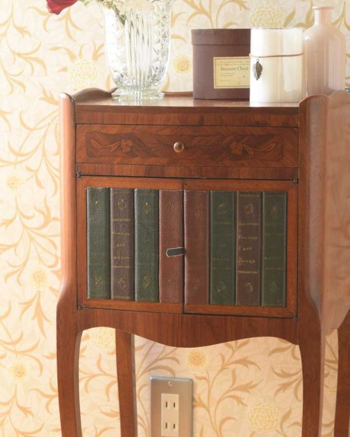 アンティークのチェスト　アンティーク家具　ウォルナット材のアンティーク家具、お花の象嵌が美しいベッドサイドチェスト。気品漂う木目の美しさしっとりとした大人の雰囲気を醸し出す小さなキャビネットは木目の美しさが自慢です。(q-1544-f)