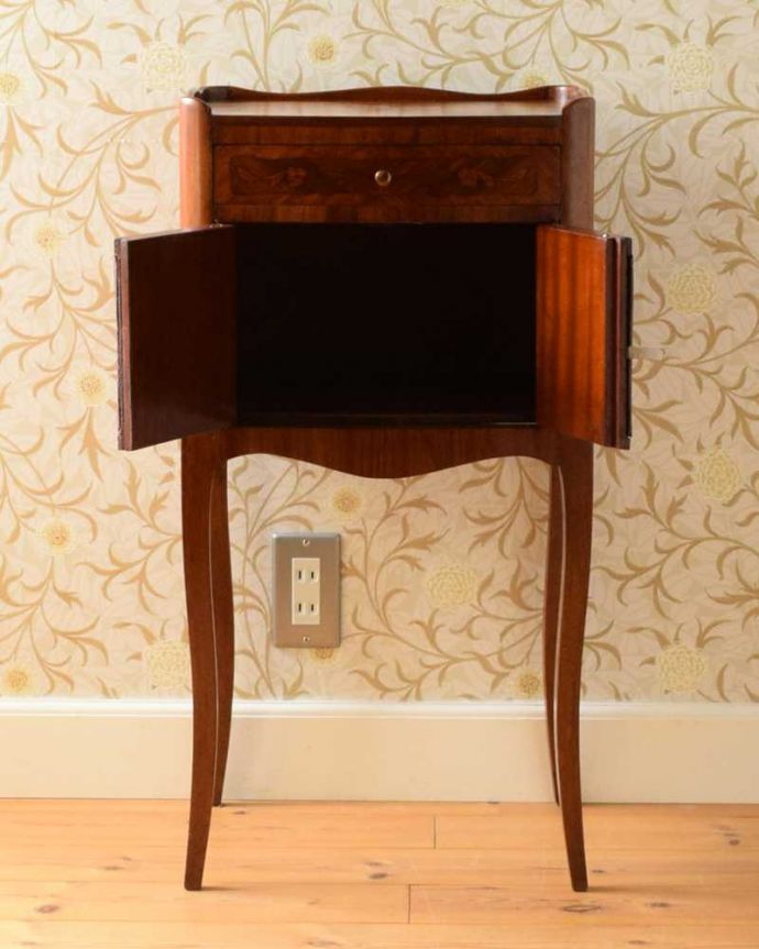 アンティークのチェスト　アンティーク家具　ウォルナット材のアンティーク家具、お花の象嵌が美しいベッドサイドチェスト。扉を開けて中を見てみると…職人がキレイに修復したので、扉の中もキレイです。(q-1544-f)