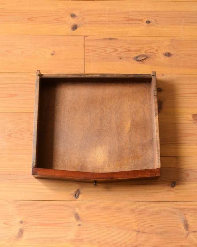 アンティークのチェスト　アンティーク家具　ウォルナット材のアンティーク家具、お花の象嵌が美しいベッドサイドチェスト。キレイに修復しました。(q-1544-f)