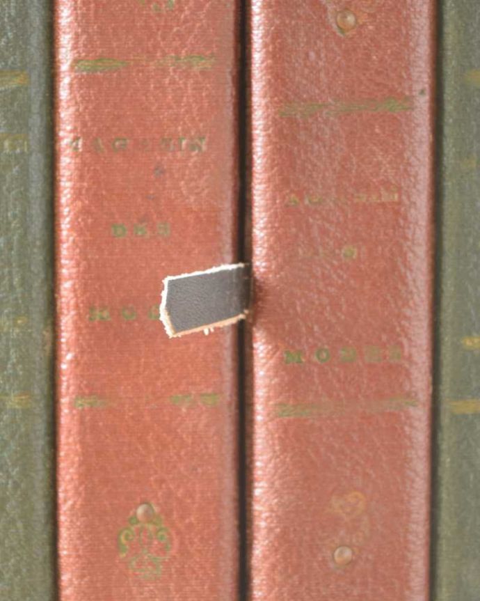 アンティークのチェスト　アンティーク家具　ウォルナット材のアンティーク家具、お花の象嵌が美しいベッドサイドチェスト。扉は職人のこだわりのデザイン本モチーフの扉が素敵。(q-1544-f)