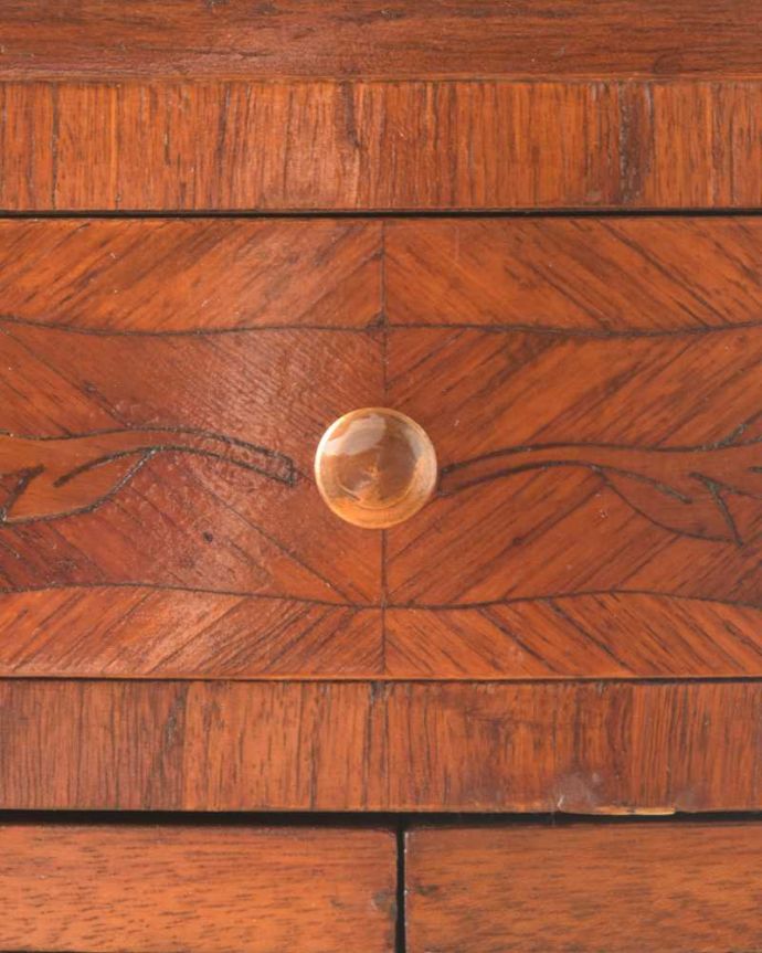 アンティークのチェスト　アンティーク家具　ウォルナット材のアンティーク家具、お花の象嵌が美しいベッドサイドチェスト。開ける度にワクワク･･･引き出しの取っ手を持って開ける度にまるで宝箱を開ける気分です。(q-1544-f)