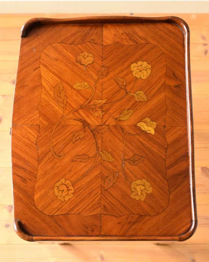 アンティークのチェスト　アンティーク家具　ウォルナット材のアンティーク家具、お花の象嵌が美しいベッドサイドチェスト。天板にモノを置いても使えます。(q-1544-f)