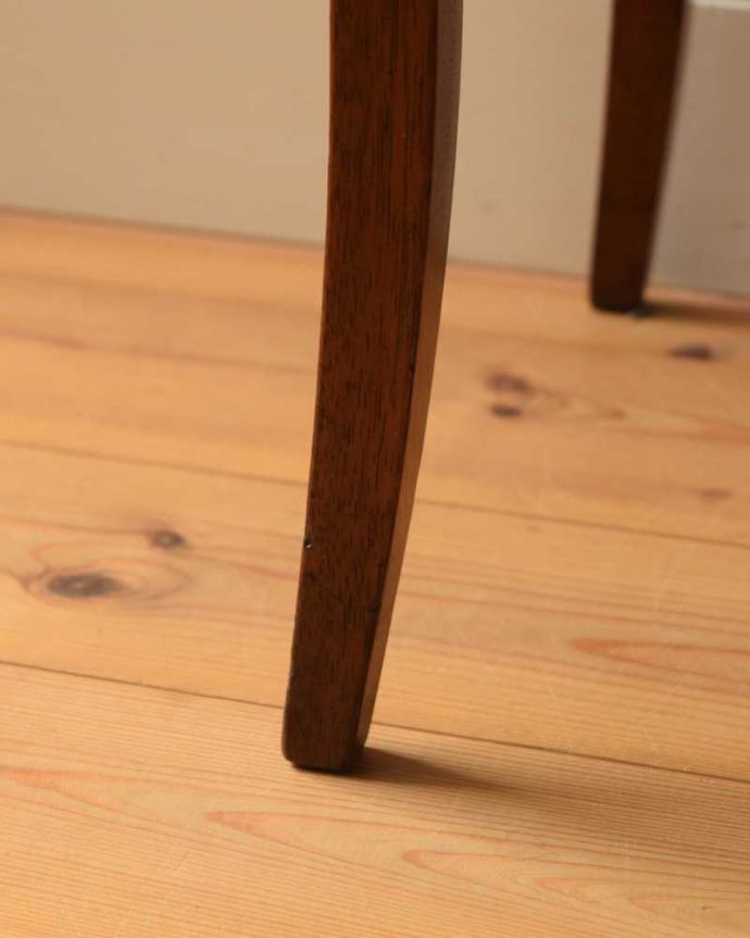 アンティークのチェスト　アンティーク家具　ウォルナット材のアンティーク家具、お花の象嵌が美しいベッドサイドチェスト。女性１人でラクラク運べちゃうんですHandleのアンティークは、脚の裏にフェルトキーパーをお付けしています。(q-1544-f)