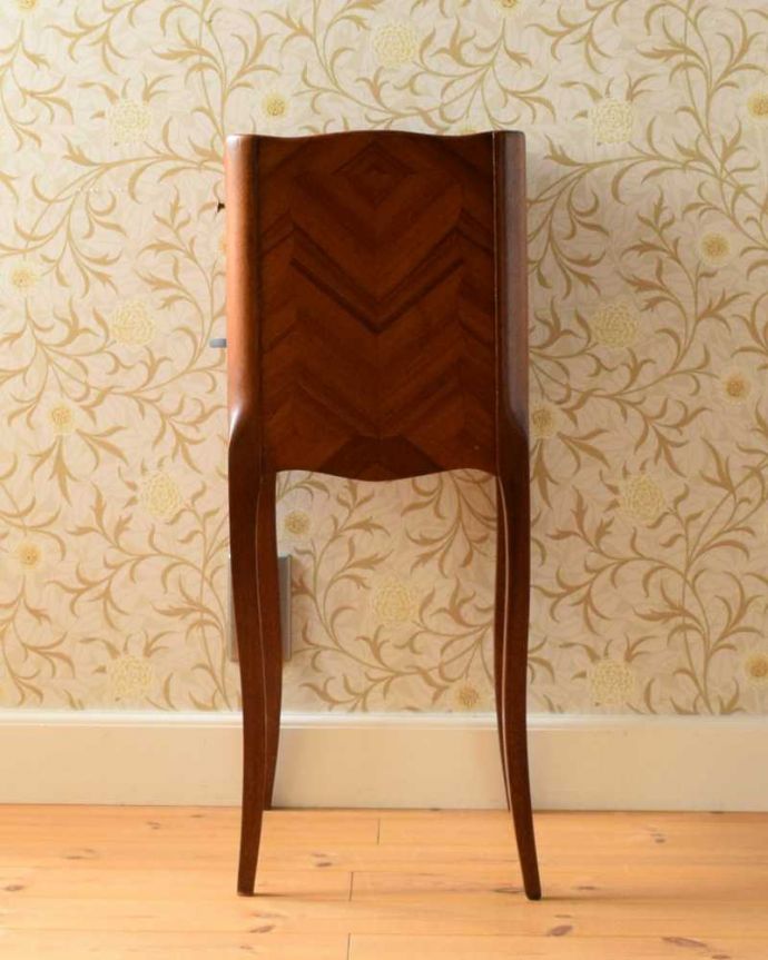 アンティークのチェスト　アンティーク家具　ウォルナット材のアンティーク家具、お花の象嵌が美しいベッドサイドチェスト。横から見てもステキなんです。(q-1544-f)