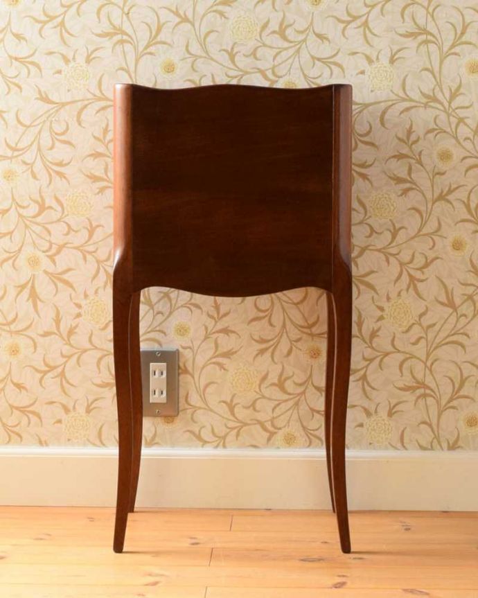 アンティークのチェスト　アンティーク家具　ウォルナット材のアンティーク家具、お花の象嵌が美しいベッドサイドチェスト。後ろ姿にも自信がありますアンティークは新品ではないので経年変化によるキズはありますが、専門の職人が修復したので後ろ姿までキレイです。(q-1544-f)