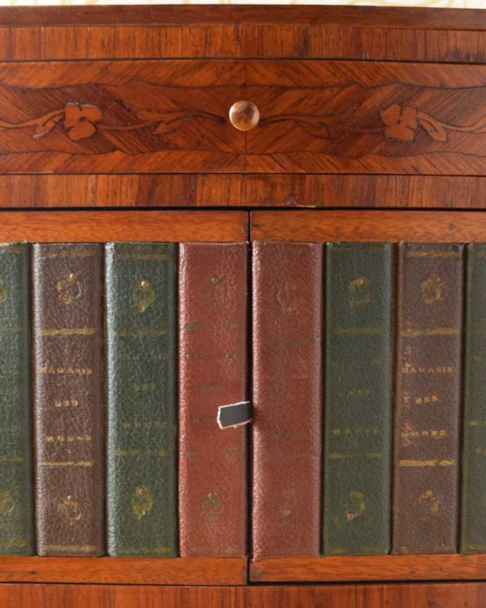 アンティークのチェスト　アンティーク家具　ウォルナット材のアンティーク家具、お花の象嵌が美しいベッドサイドチェスト。引き出しにも美しい象嵌象嵌とは模様に沿って異なる木材を埋め込んで絵を描いたものなんです。(q-1544-f)