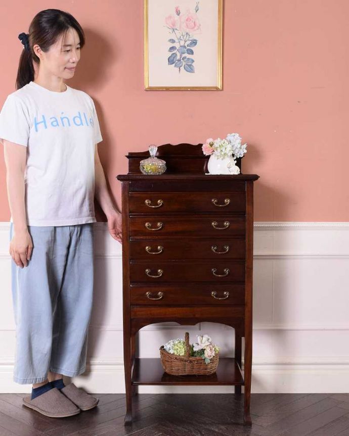 アンティークのチェスト　アンティーク家具　お洒落なアンティーク英国家具、棚付きの美しいミュージックキャビネット（収納家具）。楽譜のために作られた贅沢なミュージックチェストスラーッとスタイルがよく、薄い引き出しがたくさん付いたチェストは、もともと楽譜の収納場所として作られた贅沢なチェストなんです。(q-1546-f)