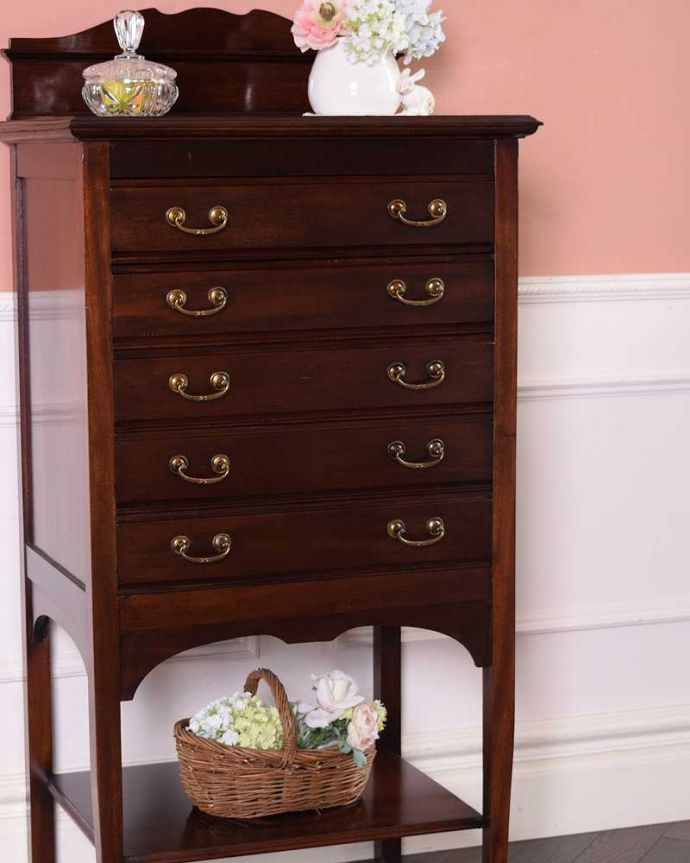 アンティークのチェスト　アンティーク家具　お洒落なアンティーク英国家具、棚付きの美しいミュージックキャビネット（収納家具）。厚みがない引き出しはとっても便利に使えます楽譜用に作られた低い引き出しがたくさんあるので、細々としたものを分けて収納できます。(q-1546-f)