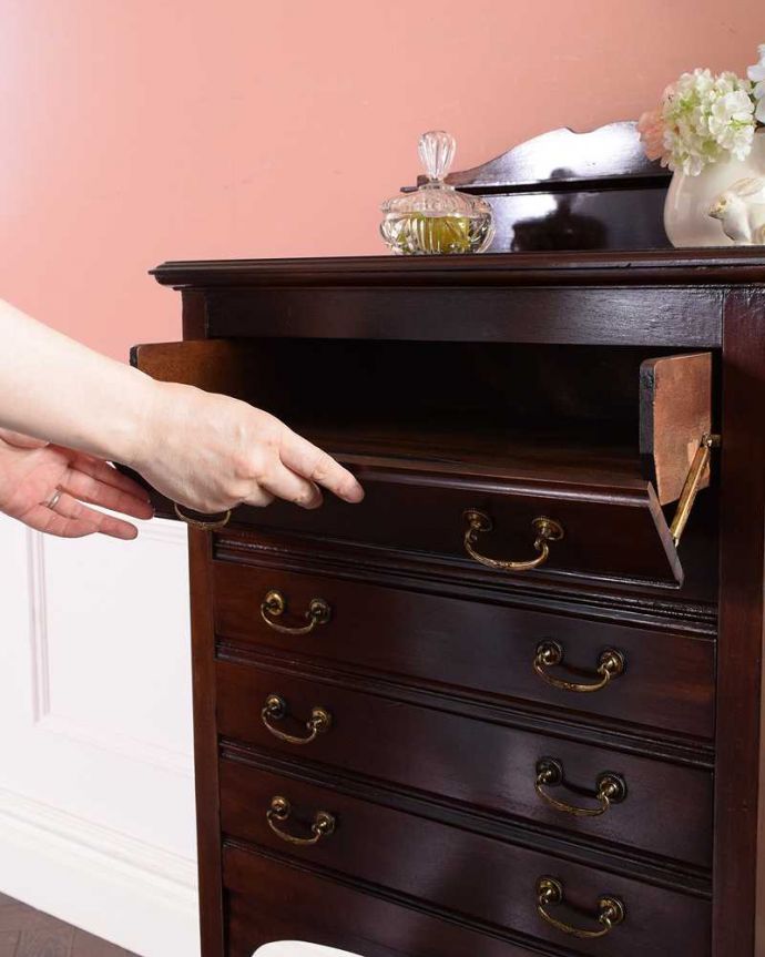 アンティークのチェスト　アンティーク家具　お洒落なアンティーク英国家具、棚付きの美しいミュージックキャビネット（収納家具）。簡単に出し入れ出来ますちゃんと動くように修復したので、引き出し部分は楽譜を入れるために引き出しやすくなっています。(q-1546-f)