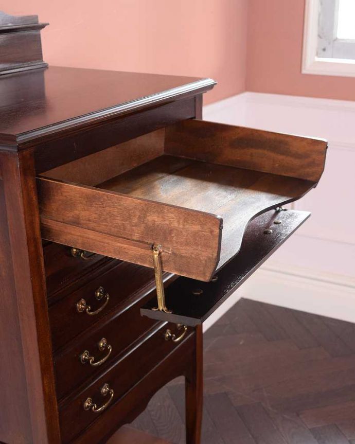 アンティークのチェスト　アンティーク家具　お洒落なアンティーク英国家具、棚付きの美しいミュージックキャビネット（収納家具）。ここまで開きます楽譜が出し入れしやすいように前の板が手前に倒れるようになっています。(q-1546-f)