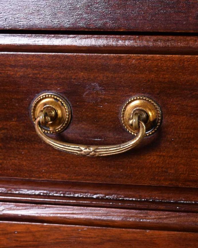 アンティークのチェスト　アンティーク家具　お洒落なアンティーク英国家具、棚付きの美しいミュージックキャビネット（収納家具）。取っ手もアンティークらしいデザインアンティーク家具の取っ手は、なんだか高級感があるんですよね。(q-1546-f)