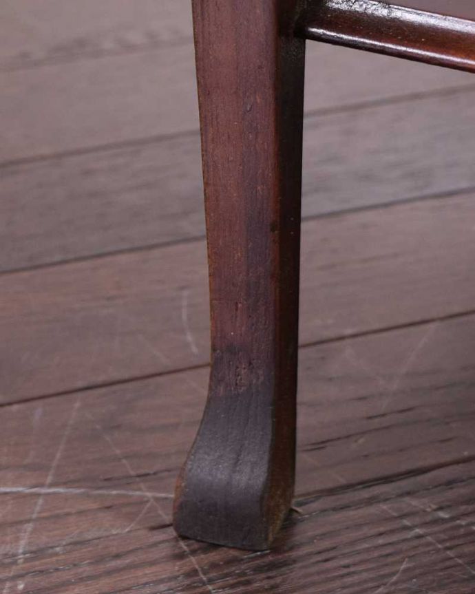 アンティークのチェスト　アンティーク家具　お洒落なアンティーク英国家具、棚付きの美しいミュージックキャビネット（収納家具）。女性1人でラクラク運べちゃう仕掛けHandleのアンティークは、脚の裏にフェルトキーパーをお付けしています。(q-1546-f)