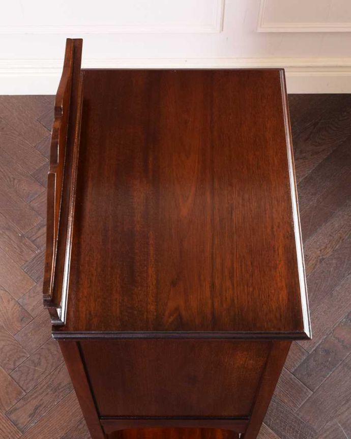 アンティークのチェスト　アンティーク家具　お洒落なアンティーク英国家具、棚付きの美しいミュージックキャビネット（収納家具）。上から見ると･･･天板を上から見るとこんな形です。(q-1546-f)