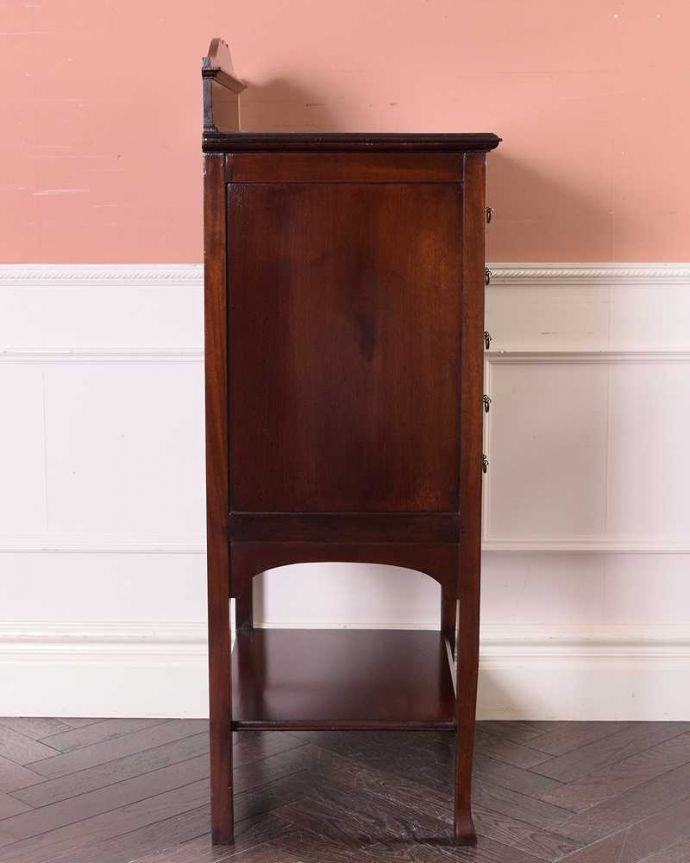 アンティークのチェスト　アンティーク家具　お洒落なアンティーク英国家具、棚付きの美しいミュージックキャビネット（収納家具）。横から見てもステキ横から見た姿も英国アンティークらしくこんなにカッコいいんです。(q-1546-f)