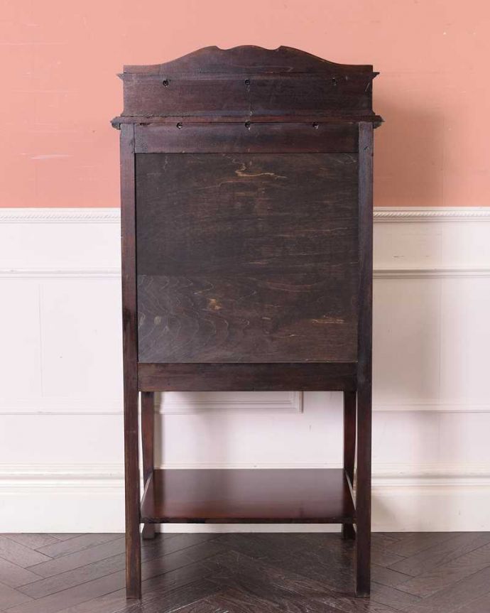 アンティークのチェスト　アンティーク家具　お洒落なアンティーク英国家具、棚付きの美しいミュージックキャビネット（収納家具）。修復してあるので後ろ姿もキレイです。(q-1546-f)