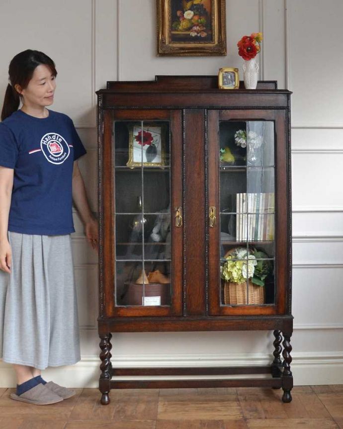 アンティークのキャビネット　アンティーク家具　美しいステンドグラスを使用したガラス扉、ツイスト脚のアンティークブックケース。ステンドグラスの扉が美しいキャビネット扉がステンドグラスになっているから、キャビネットとステンドグラスの両方を一気に手に入れることが出来ちゃうんです。(q-1547-f)