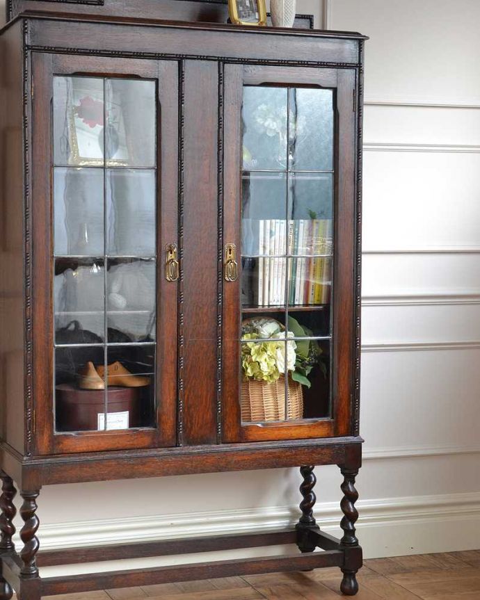 アンティークのキャビネット　アンティーク家具　美しいステンドグラスを使用したガラス扉、ツイスト脚のアンティークブックケース。まずはステンドグラスを楽しみましょう現代のように機械が発達していない時代に作られたステンドグラス。(q-1547-f)