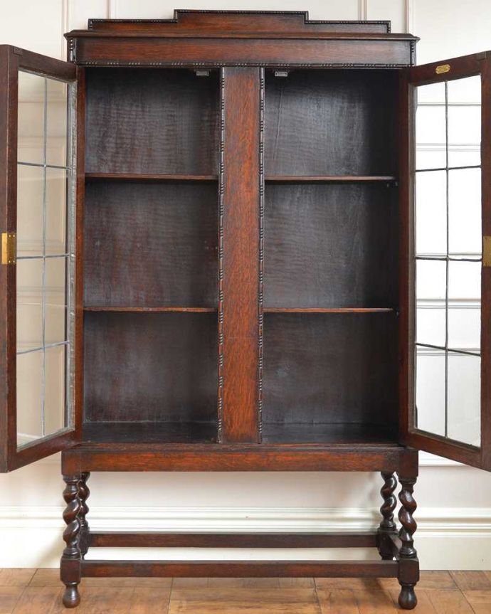 アンティークのキャビネット　アンティーク家具　美しいステンドグラスを使用したガラス扉、ツイスト脚のアンティークブックケース。扉を開けた内側はこんな感じですキャビネットの中も職人がしっかり修復したのでキレイです。(q-1547-f)