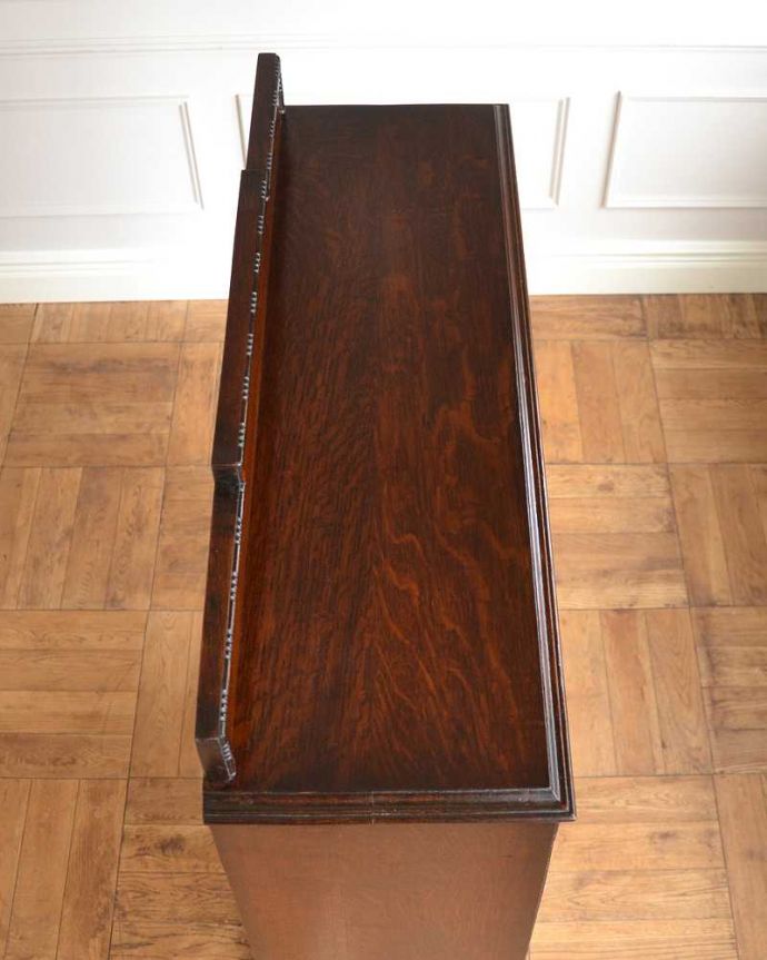 アンティークのキャビネット　アンティーク家具　美しいステンドグラスを使用したガラス扉、ツイスト脚のアンティークブックケース。天板もキレイに仕上げました。(q-1547-f)