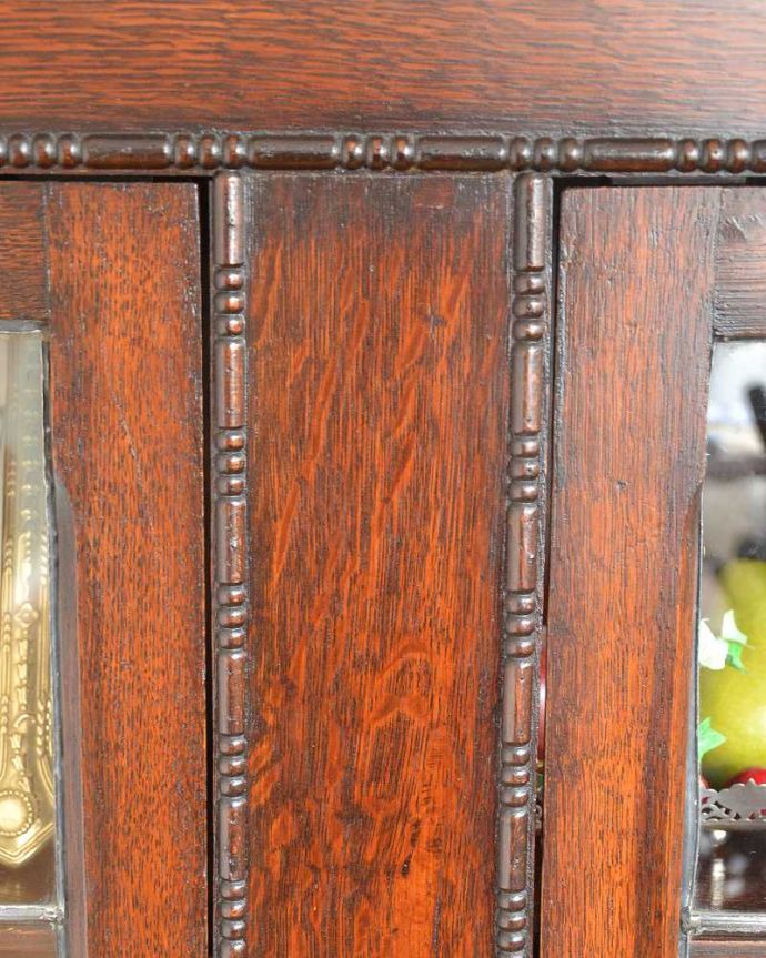 アンティークのキャビネット　アンティーク家具　美しいステンドグラスを使用したガラス扉、ツイスト脚のアンティークブックケース。いろんな場所にこだわり彫のデザインもいろいろです。(q-1547-f)