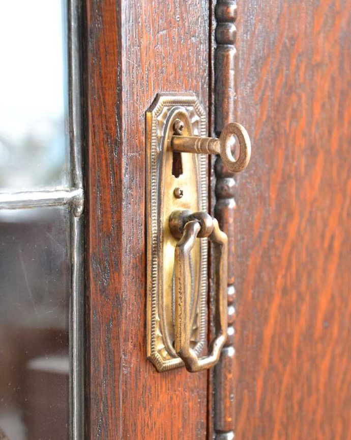 アンティークのキャビネット　アンティーク家具　美しいステンドグラスを使用したガラス扉、ツイスト脚のアンティークブックケース。開ける度にワクワク･･･取っ手もアンティークらしいデザイン。(q-1547-f)