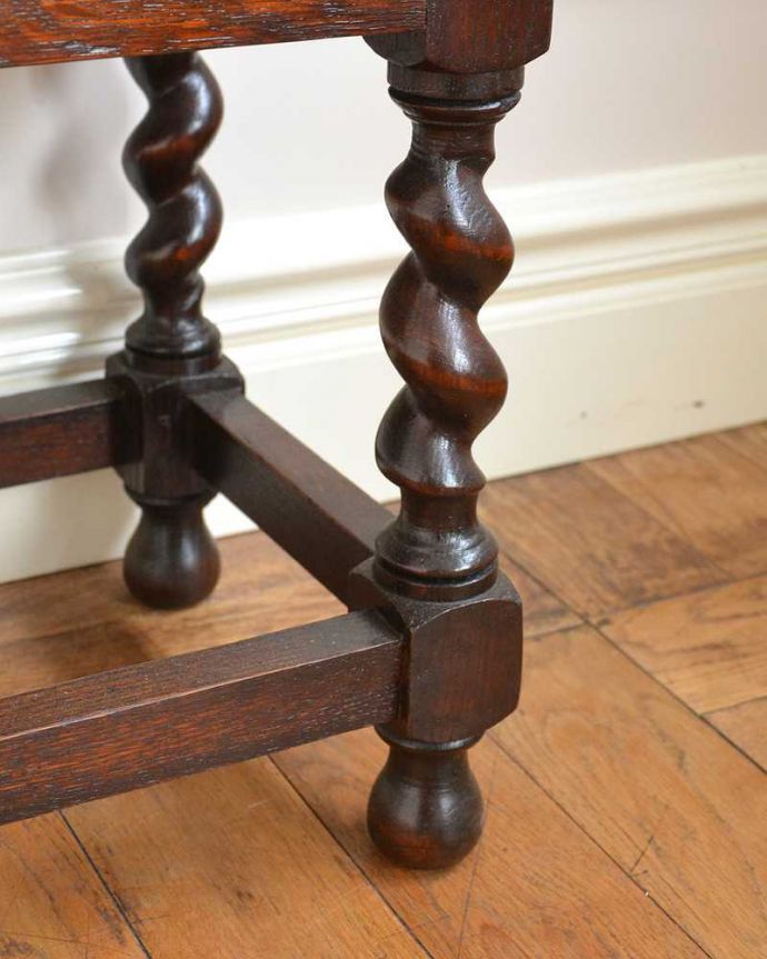 アンティークのキャビネット　アンティーク家具　美しいステンドグラスを使用したガラス扉、ツイスト脚のアンティークブックケース。女性１人でもラクに運べちゃうヒミツHandleのアンティークは、脚の裏にフェルトキーパーをお付けしているので、床を滑らせれば女性でも移動がカンタンに出来ます！ご安心下さい。(q-1547-f)