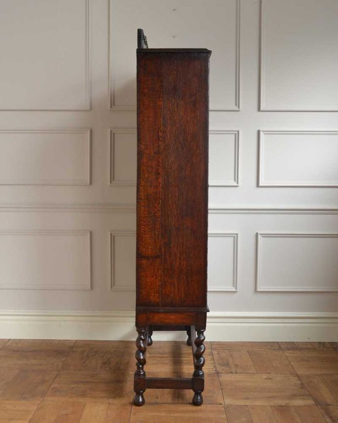 アンティークのキャビネット　アンティーク家具　美しいステンドグラスを使用したガラス扉、ツイスト脚のアンティークブックケース。横から見てもステキもちろん横もキレイに修復していますので、横顔だって美しいんです。(q-1547-f)