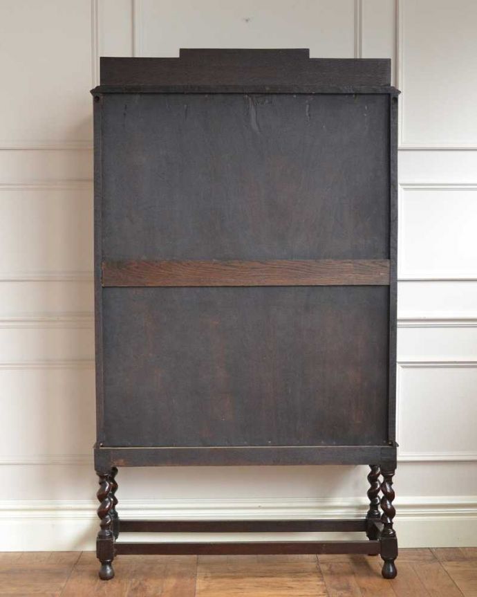 アンティークのキャビネット　アンティーク家具　美しいステンドグラスを使用したガラス扉、ツイスト脚のアンティークブックケース。後ろ姿もキレイです。(q-1547-f)