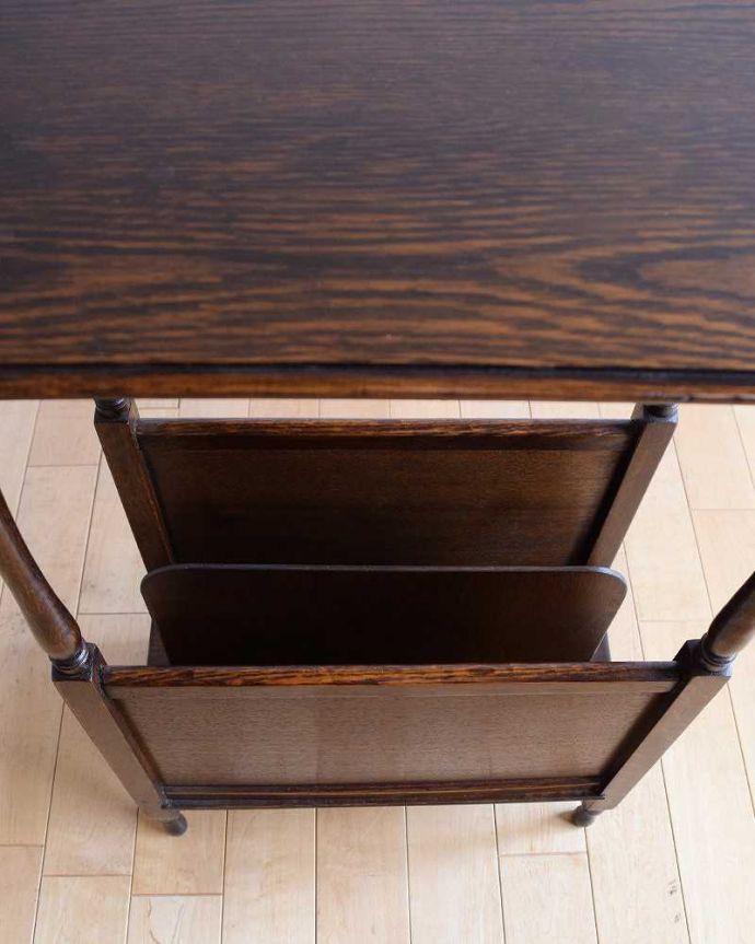 マガジンラック　アンティーク家具　便利なマガジンラック付き、イギリス輸入のアンティークサイドテーブル。雑誌を入れる部分もキレイに修復しましたアンティークは新品ではないので経年変化によるキズはありますが、専門の職人がキレイにお直ししました。(q-1548-f)