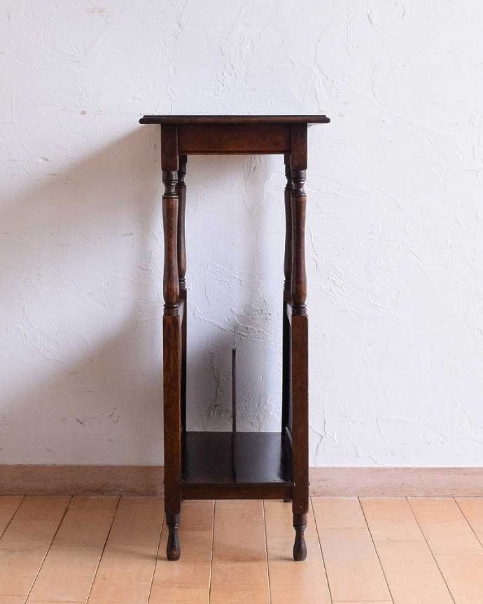 マガジンラック　アンティーク家具　便利なマガジンラック付き、イギリス輸入のアンティークサイドテーブル。横から見ると･･･360度、どの角度から見てもキレイに仕上がっています。(q-1548-f)