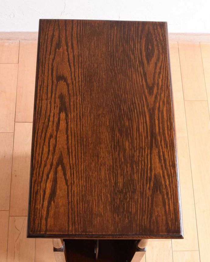 マガジンラック　アンティーク家具　便利なマガジンラック付き、イギリス輸入のアンティークサイドテーブル。ココも使えてさらに便利読みかけの本やお茶が置ける天板付き。(q-1548-f)