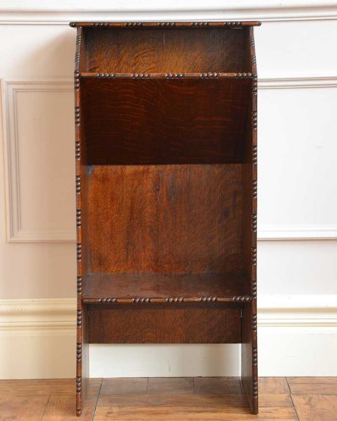 アンティークのキャビネット アンティーク家具 英国らしいかっこいいデザイン、英国輸入のアンティーク家具のマガジンラック(ブックシェルフ)。しっかり修復しました。(q-1549-f)