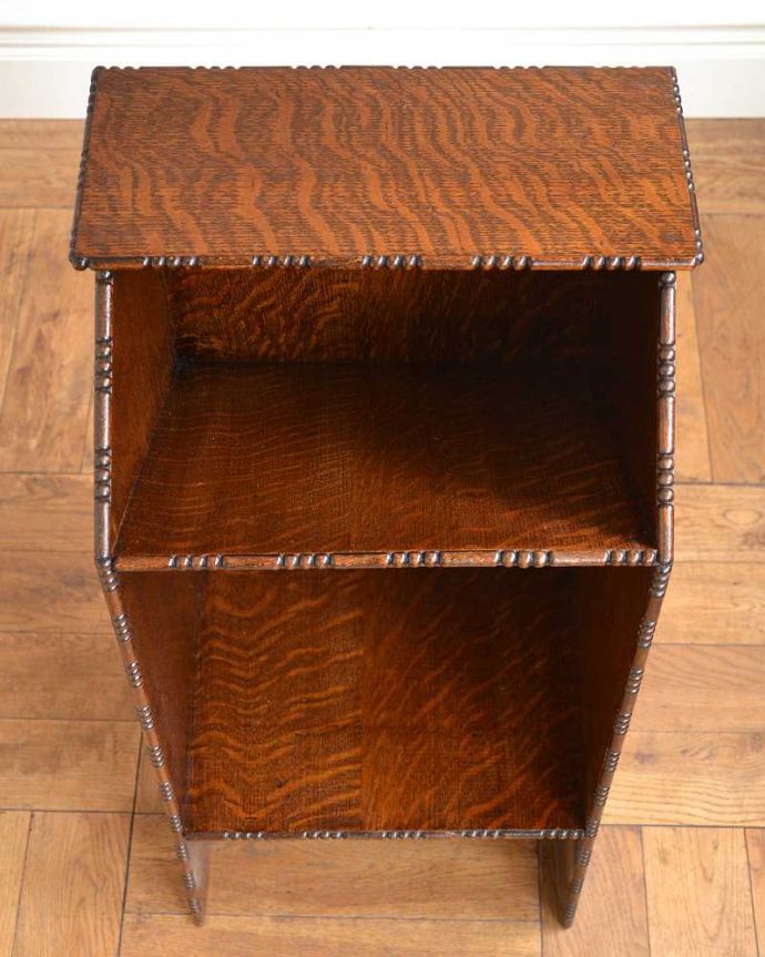 アンティークのキャビネット アンティーク家具 英国らしいかっこいいデザイン、英国輸入のアンティーク家具のマガジンラック(ブックシェルフ)。雑誌を入れる部分もキレイに修復しましたアンティークは新品ではないので経年変化によるキズはありますが、専門の職人がキレイにお直ししました。(q-1549-f)