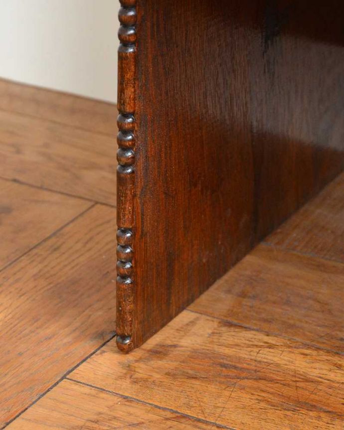 アンティークのキャビネット アンティーク家具 英国らしいかっこいいデザイン、英国輸入のアンティーク家具のマガジンラック(ブックシェルフ)。女性1人でラクラク運べちゃう仕掛けHandleのアンティークは、脚の裏にフェルトキーパーをお付けしています。(q-1549-f)