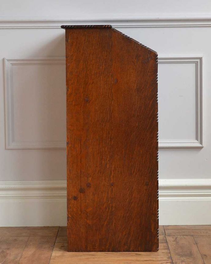 アンティークのキャビネット アンティーク家具 英国らしいかっこいいデザイン、英国輸入のアンティーク家具のマガジンラック(ブックシェルフ)。横から見ても素敵なんですしっかり修復してあるのでどんな場所に置いて見てもらってもカッコいいです。(q-1549-f)