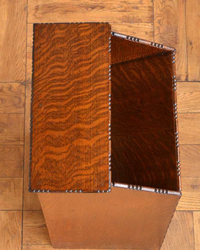 アンティークのキャビネット アンティーク家具 英国らしいかっこいいデザイン、英国輸入のアンティーク家具のマガジンラック(ブックシェルフ)。ココも使えてさらに便利読みかけの本やお茶が置ける天板付き。(q-1549-f)