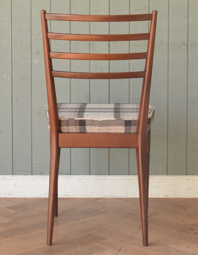 ダイニングチェア アンティーク チェア 長く使える北欧インテリア、スマートな背もたれのダイニングチェア。後ろ姿にも自信があります新品ではないので経年変化によるキズはありますが、専門の職人が目立たないようキレイにお直しをしているので、後姿までキレイです。(q-155-c)