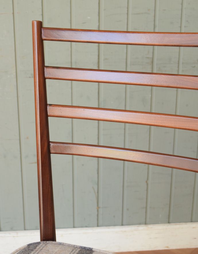 ダイニングチェア アンティーク チェア 長く使える北欧インテリア、スマートな背もたれのダイニングチェア。キレイな4本ラインの背もたれシンプルでスッキリとまとめられたヴィンテージチェア。(q-155-c)