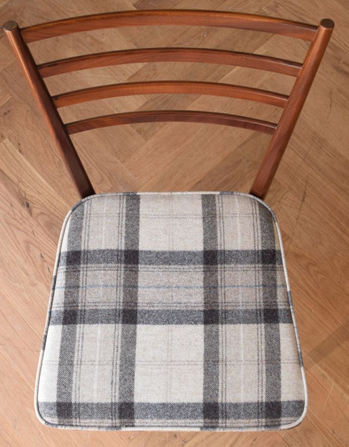 ダイニングチェア アンティーク チェア 長く使える北欧インテリア、スマートな背もたれのダイニングチェア。座面を上から見るとこんな感じ長時間座っても疲れません。(q-155-c)