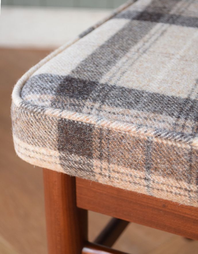 ダイニングチェア アンティーク チェア 長く使える北欧インテリア、スマートな背もたれのダイニングチェア。いつでも貼り替え出来ますシンプルなデザインを活かせるよう考えて座面の生地を選びました。(q-155-c)