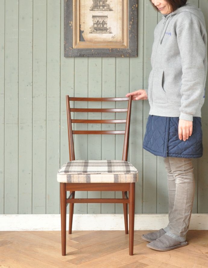 ダイニングチェア アンティーク チェア 長く使える北欧インテリア、スマートな背もたれのダイニングチェア。スッキリとカッコいい北欧スタイルの椅子ミッドセンチュリーに作られた北欧デザインの椅子は新しさと懐かしさ、両方を感じさせてくれます。(q-155-c)